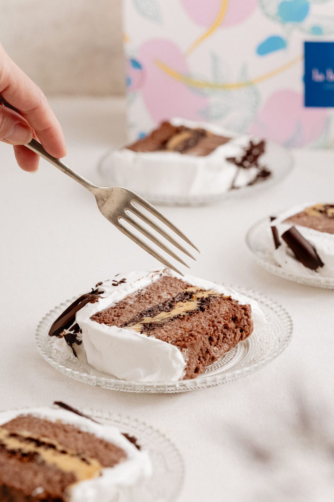 Corte de la barra de cuatro leches manjar y chocolate donde se aprecia el relleno de manjar y chocolate