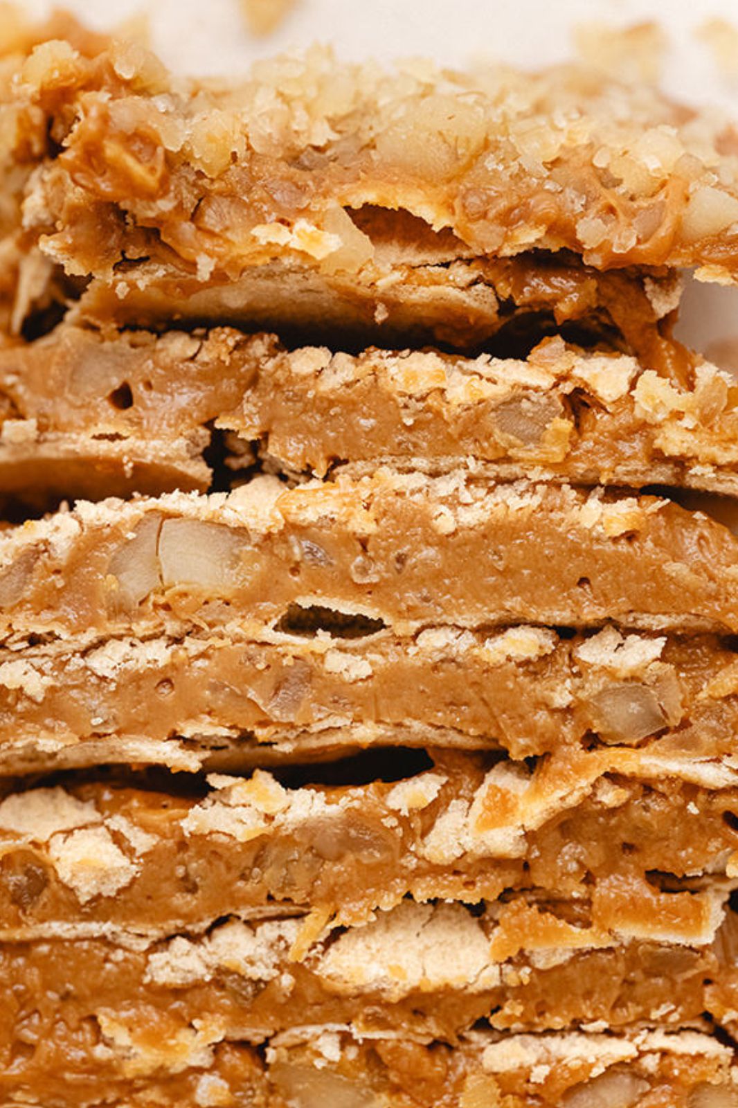 Barra de hojarasca manjar y nuez sin azúcar ideal para personas que buscan opciones dulces saludables sin sacrificar el sabor.