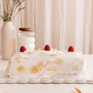 Torta de cuatro leches, manjar y frambuesa
