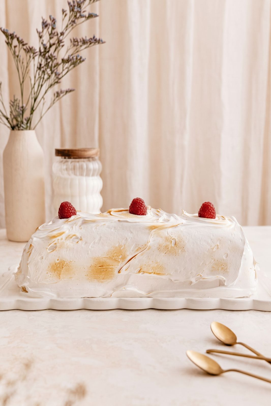 Torta de cuatro leches, manjar y frambuesa