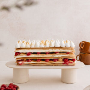 Barra de hojarasca, frambuesa, crema y manjar