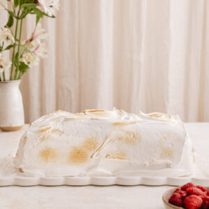 Torta de cuatro leches, manjar y frambuesa