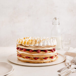 Torta de hojarasca, frambuesa, crema y manjar