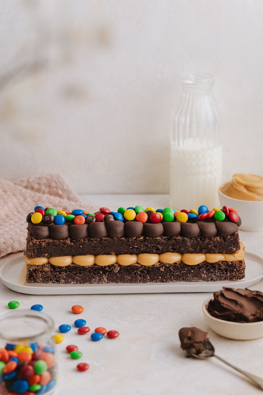 Barra de brownie, chocolate y manjar